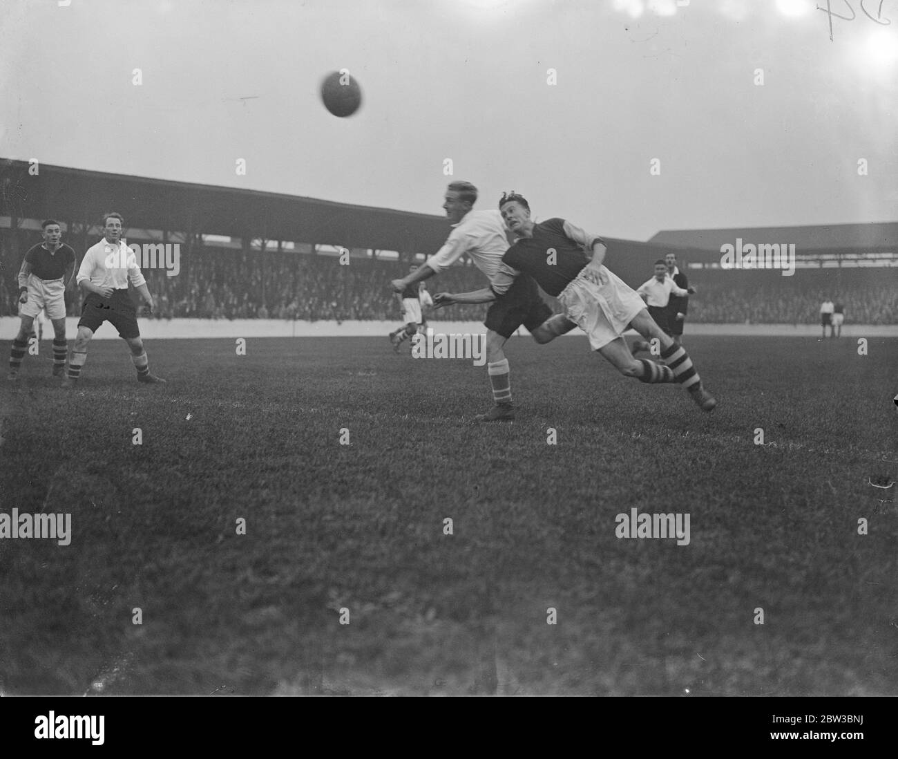 Arsenal y West Ham United se reúnen en la segunda ronda de la Copa del Desafío de Londres. 22 de octubre de 1934 Foto de stock