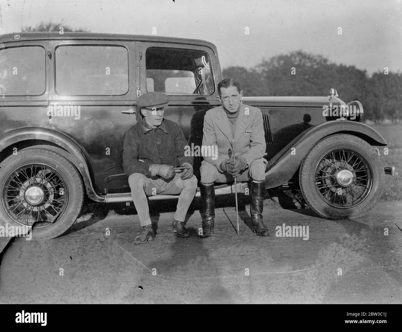 Cambridgeshire jinetes esperando sus montajes en Newmarket , Suffolk . 30 de octubre de 1934 Foto de stock