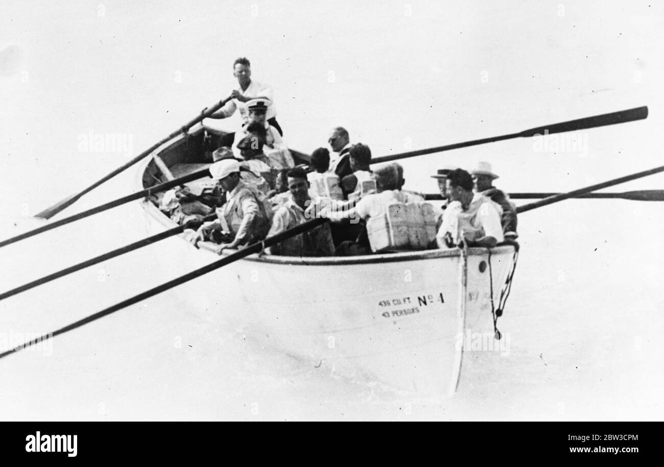 Cientos de pasajeros rescatados de la línea de pasajeros como el huracán golpea Florida. Pasajeros del Dixie en un bote salvavidas mientras esperaban para ser recogidos. 14 de septiembre de 1935 Foto de stock
