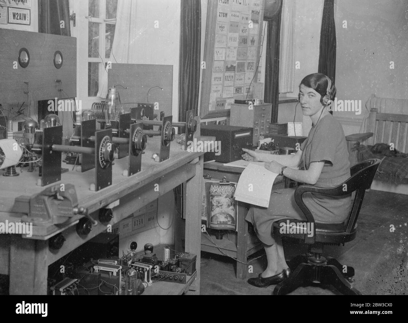 Chica hace historia de radio hablando con seis continentes . Srta. Nellie Corry en su aparato de radio en su casa en Walton on the Hill, Surrey. 28 de octubre de 1935 Foto de stock