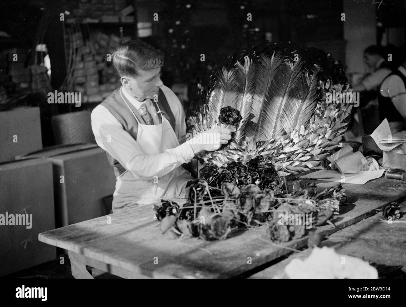 Ex militares que hacen la corona del rey para el día del Armisticio en la fábrica de la Legión Británica , Richmond, Surrey . 26 de octubre de 1935 Foto de stock