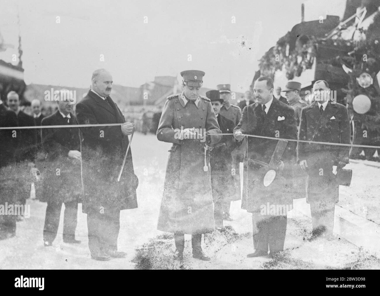 Gran puente nuevo a través del Danubio abierto. El Príncipe Pablo , Regente Jefe de Jugoslavia abrió el nuevo puente del Rey Pedro II a través del Danubio entre Belgrado y Pantchevo . El puente lleva una vía férrea y una carretera. Muestra de fotos , el príncipe Pablo cortando la cinta . 13 de noviembre de 1935 Foto de stock