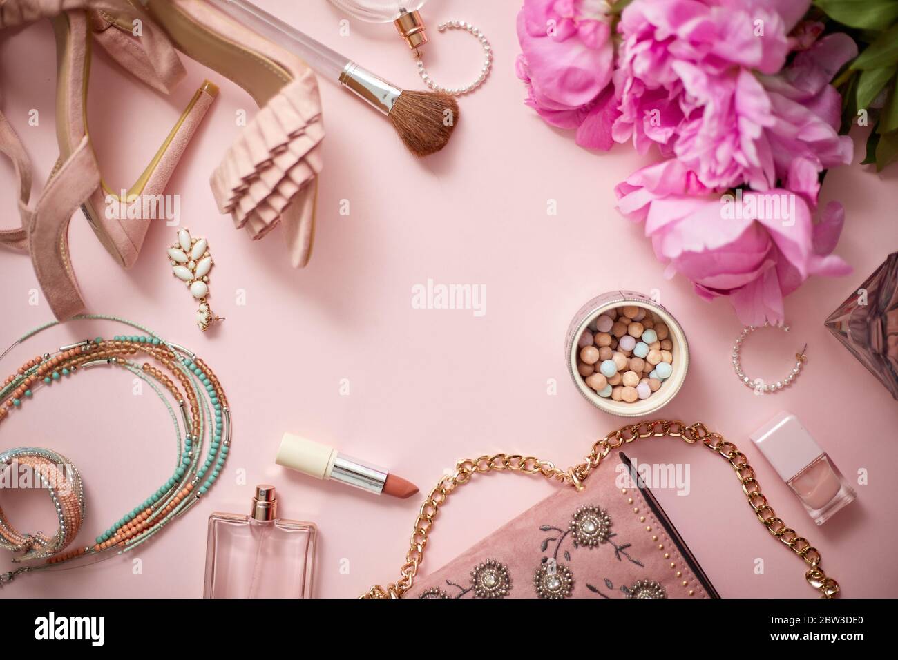 Moda mujer elegante accesorios composición conjunto. Fondo rosa pastel con  copia simulada espacio Fotografía de stock - Alamy