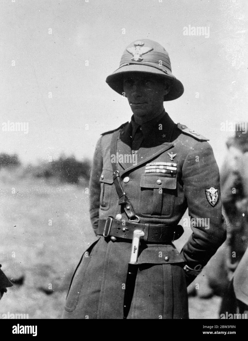 Nuevas fotos del frente Norte . Pariente del rey de Italia ordena a los Blackshirts en Abisinia . El duque de Pistoia , un pariente del rey de Italia , está al mando de la famosa división Blackshirts ' Marzo 23 ' , que ha jugado un papel prominente en las recientes victorias italianas en el Tembien , Abyssinia del Norte . Los combates en esta frón han dado lugar a la captura por los italianos de Amba Araham y Amba Alagi , y a la diaseminación de los ejércitos abissinos . Fotos de muestra , el duque de Pistois en su campamento en el frente norte . 12 de marzo de 1936 Foto de stock