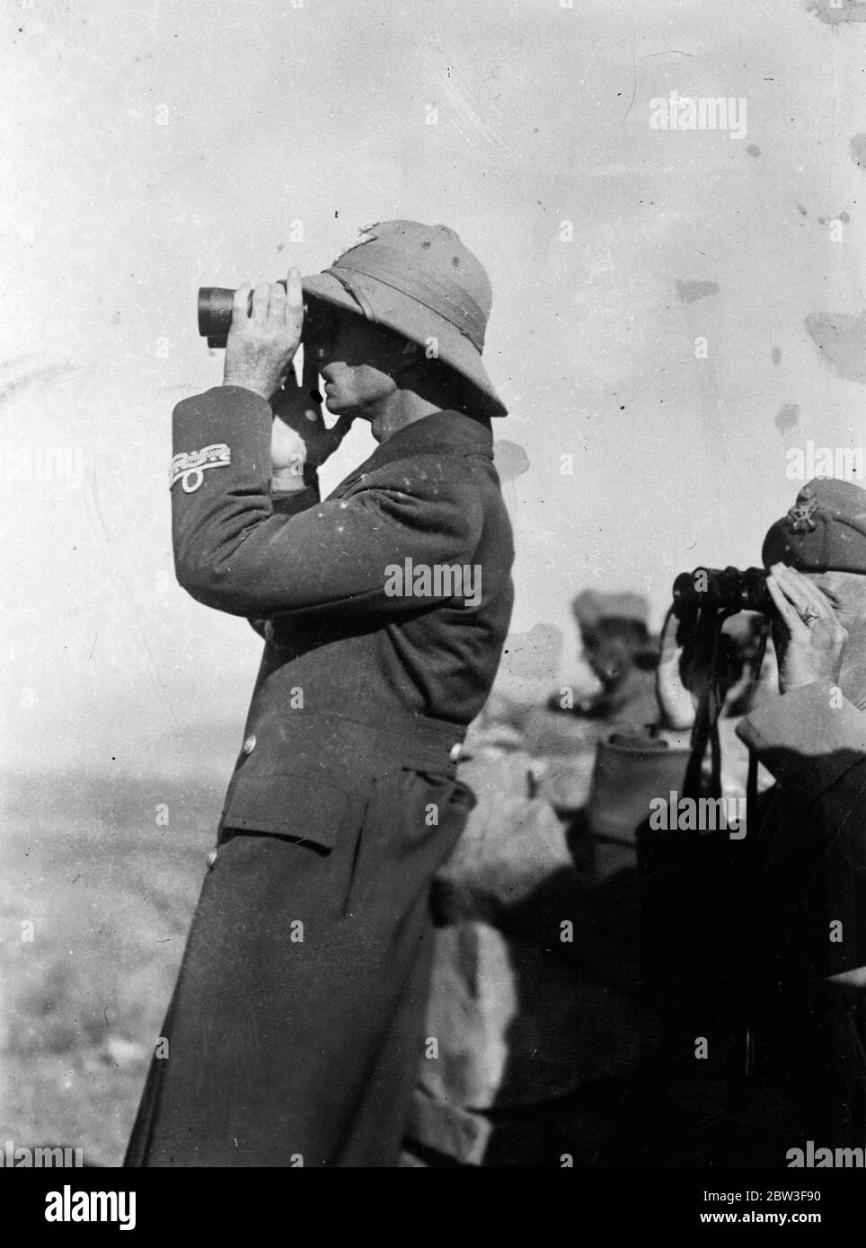 Nuevas fotos del frente Norte . Pariente del rey de Italia ordena a los Blackshirts en Abisinia . El duque de Pistoia , un pariente del rey de Italia , está al mando de la famosa división Blackshirts ' Marzo 23 ' , que ha jugado un papel prominente en las recientes victorias italianas en el Tembien , Abyssinia del Norte . Los combates en esta frón han dado lugar a la captura por los italianos de Amba Araham y Amba Alagi , y a la diaseminación de los ejércitos abissinos . Fotos de muestra , el duque de Pistois en su campamento en el frente norte . 12 de marzo de 1936 Foto de stock