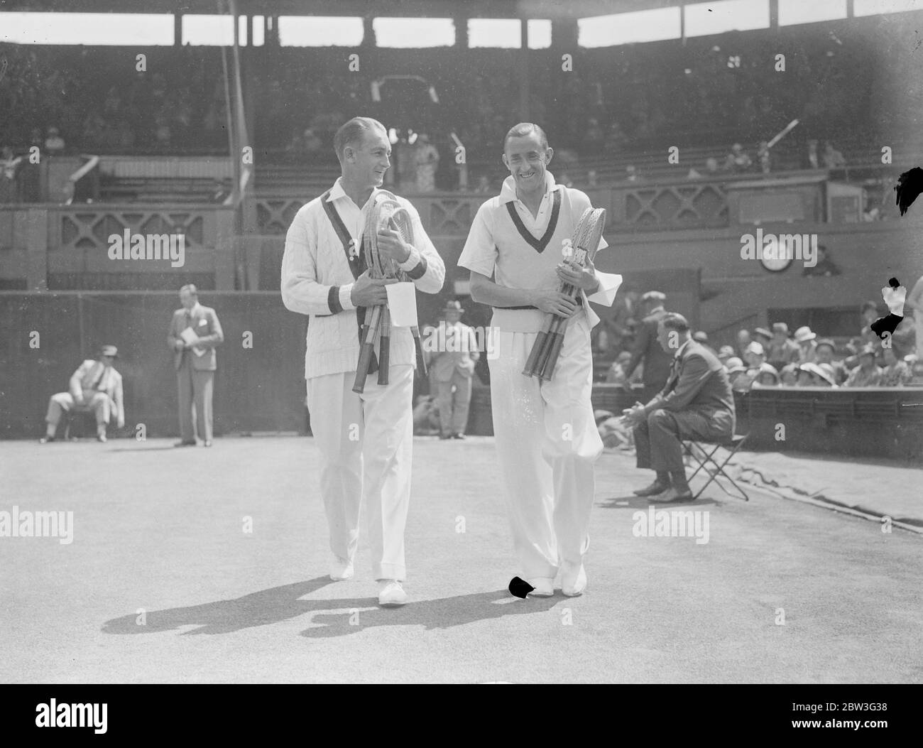 Jack Crawford de Australia y Pat Hughes de Gran Bretaña en los hombres individuales Wimbledon Championships en el patio central. 20 de junio de 1935 Foto de stock