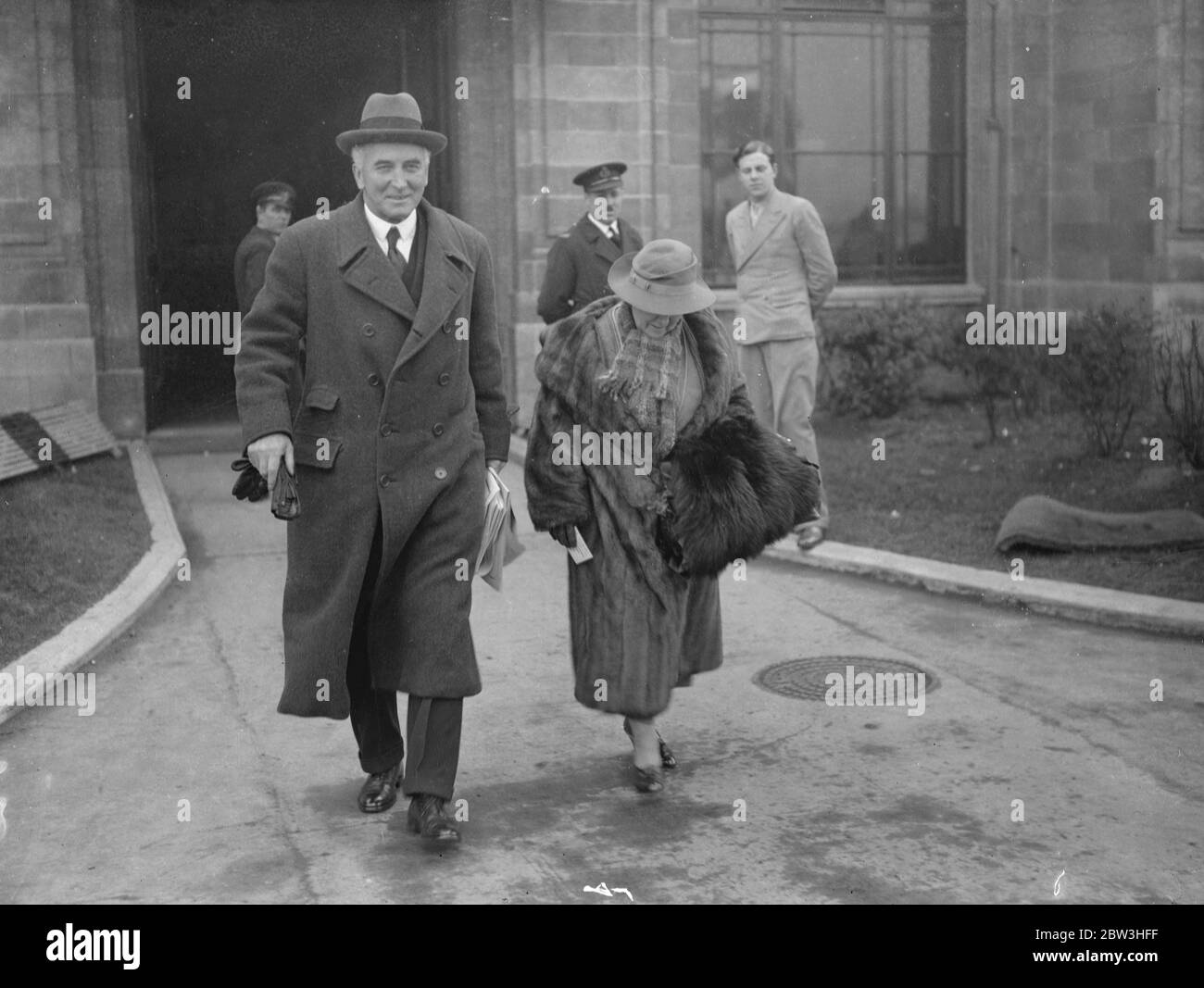 Sir John Simon , Ministro de Asuntos Exteriores y Lady Simon, salen del aeropuerto de Croydon para asistir al banquete de la Cámara de Comercio Británica en París. 8 de febrero de 1935 Foto de stock