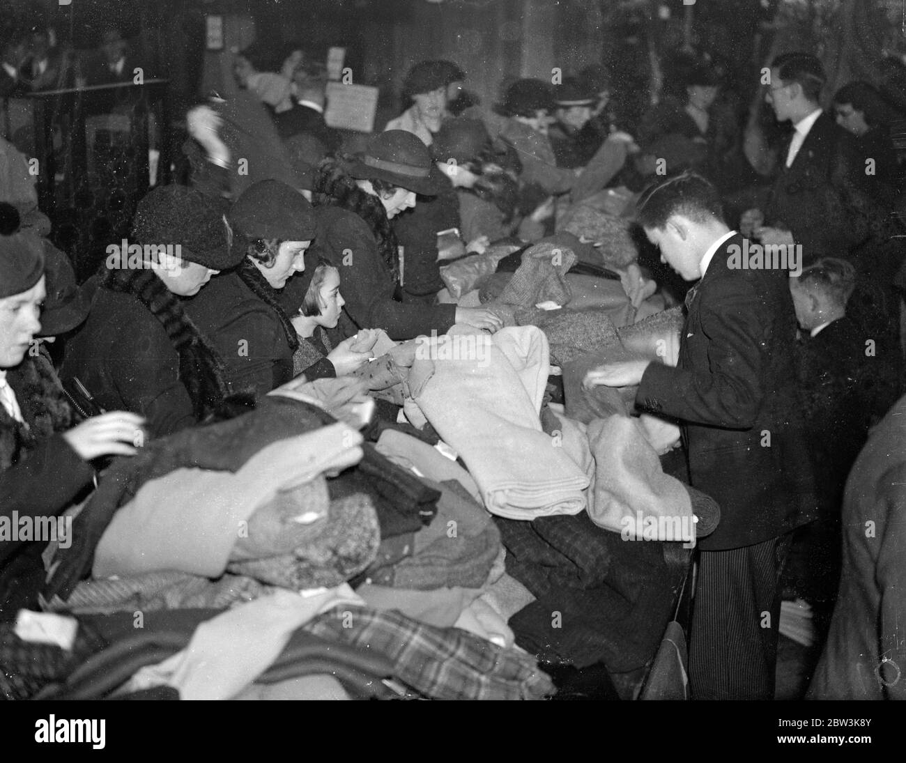 Este es un gran día de batalla en las ventas. El día remanente se apresura en Barker's, Londres. 9 de enero de 1936 Foto de stock