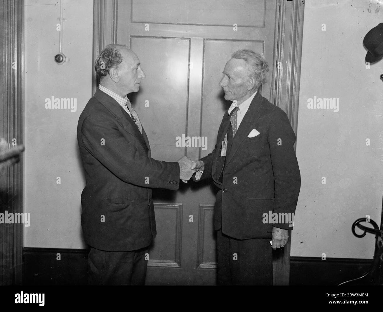 Sherlock Holmes de la Oficina de correos para retirarse después de 46 años como detective de GPO. Un colega felicita al Sr. F C Cartwright ( derecha ) en el GPO. 24 de septiembre de 1935 Foto de stock