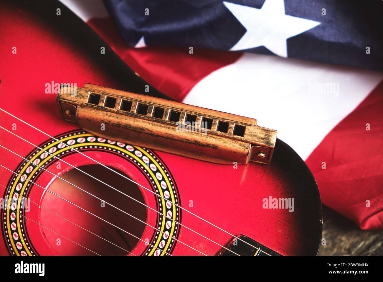 Estrella spangled banner, guitarra y armónica. Instrumento musical y  bandera de los Estados Unidos de América Fotografía de stock - Alamy