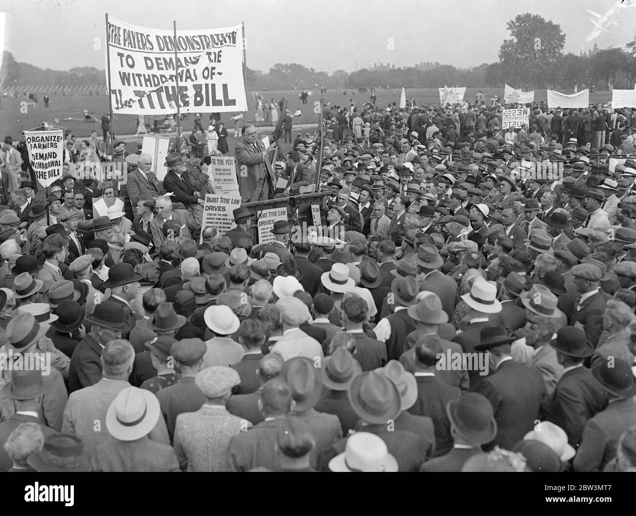 Manifestación de protesta de diezmo gigantesco en Hyde Park miles de campesinos - agricultores y obreros - que han viajado desde todas partes de Inglaterra - se reunieron en Hyde Park para una manifestación de protesta gigante contra el diezmo Bill , cuya tercera lectura se hará en el Parlamento . Entre los oradores se encontraban funcionarios de la Asociación Nacional de Tipaseguradores y Sir Stafford Cripps. Muestra de fotos : una visión general de la reunión de protesta del diezmo como el Sr. . Kenward , Presidente de la Asociación Nacional de Titepayers , pronunció su discurso . 24 jun 1936 Foto de stock