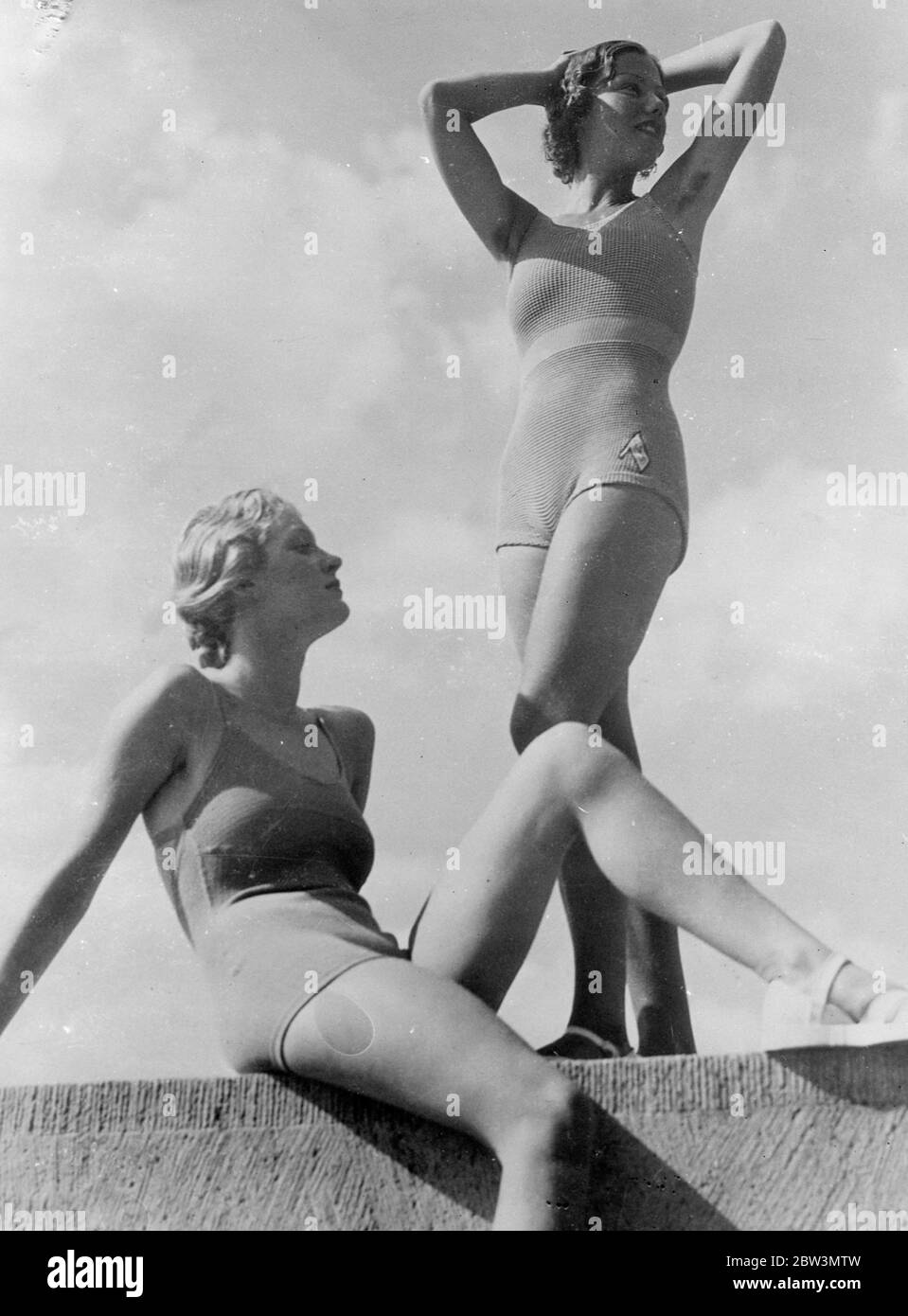 1936 bañando a las niñas para tener más espacio de estiramiento, trajes de  playa breves y elásticos. El hilo elástico es un material popular para los trajes  de baño de este año