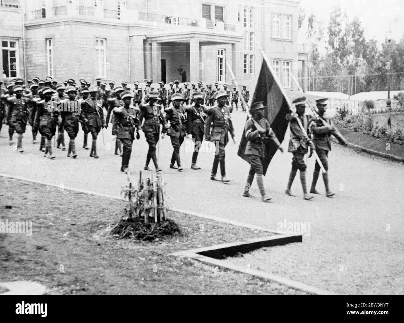 Cambiando la guardia en el palacio del emperador abisino. Espectáculos de fotos, la Guardia Imperial de Abisinia en la ceremonia del cambio de guardia en el Palacio Real de Addis Abeba. 2 de agosto de 1935 Foto de stock