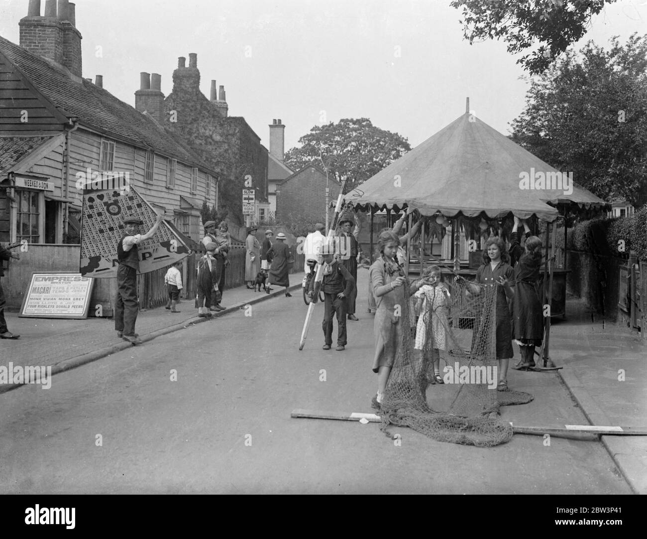 800 años de edad Cheam Feria se abre en la calle como consejo busca para la carta del siglo XII . La Feria en Park Road, Cheam. 15 de mayo de 1936 Foto de stock
