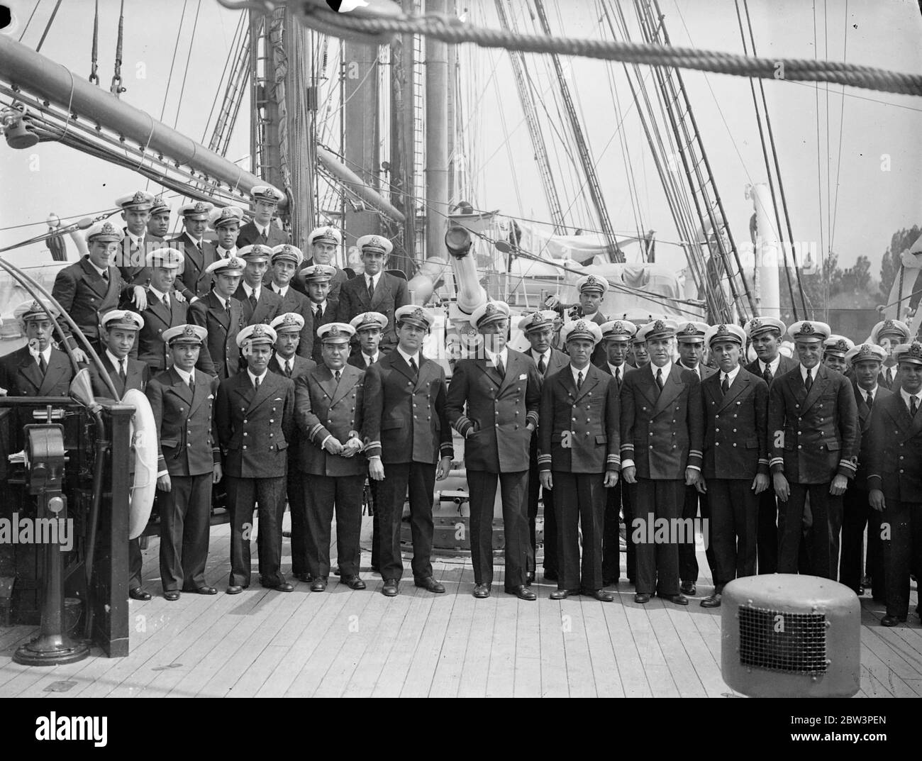 El barco de entrenamiento brasileño llega a Chatham para una estancia de diez días. Cadetes parading en la cubierta del Almirante Saldanha a la llegada a Chatham . 19 de junio de 1936 Foto de stock