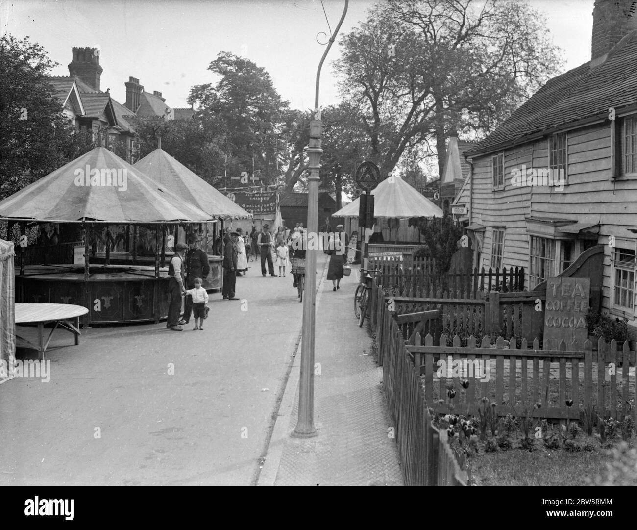 800 años de edad Cheam Feria se abre en la calle como consejo busca para la carta del siglo XII . La Feria en Park Road, Cheam. 15 de mayo de 1936 Foto de stock