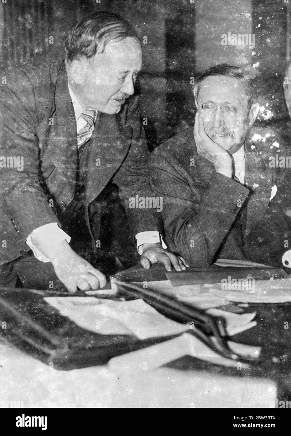 M Blum El Pensador Sonriente M Leon Blum El Proximo Primer Ministro Socialista De Francia Cups Su Barbilla En Sus Manos Y Sonrie Mientras El Confiaba Con M Vincent Auriol En