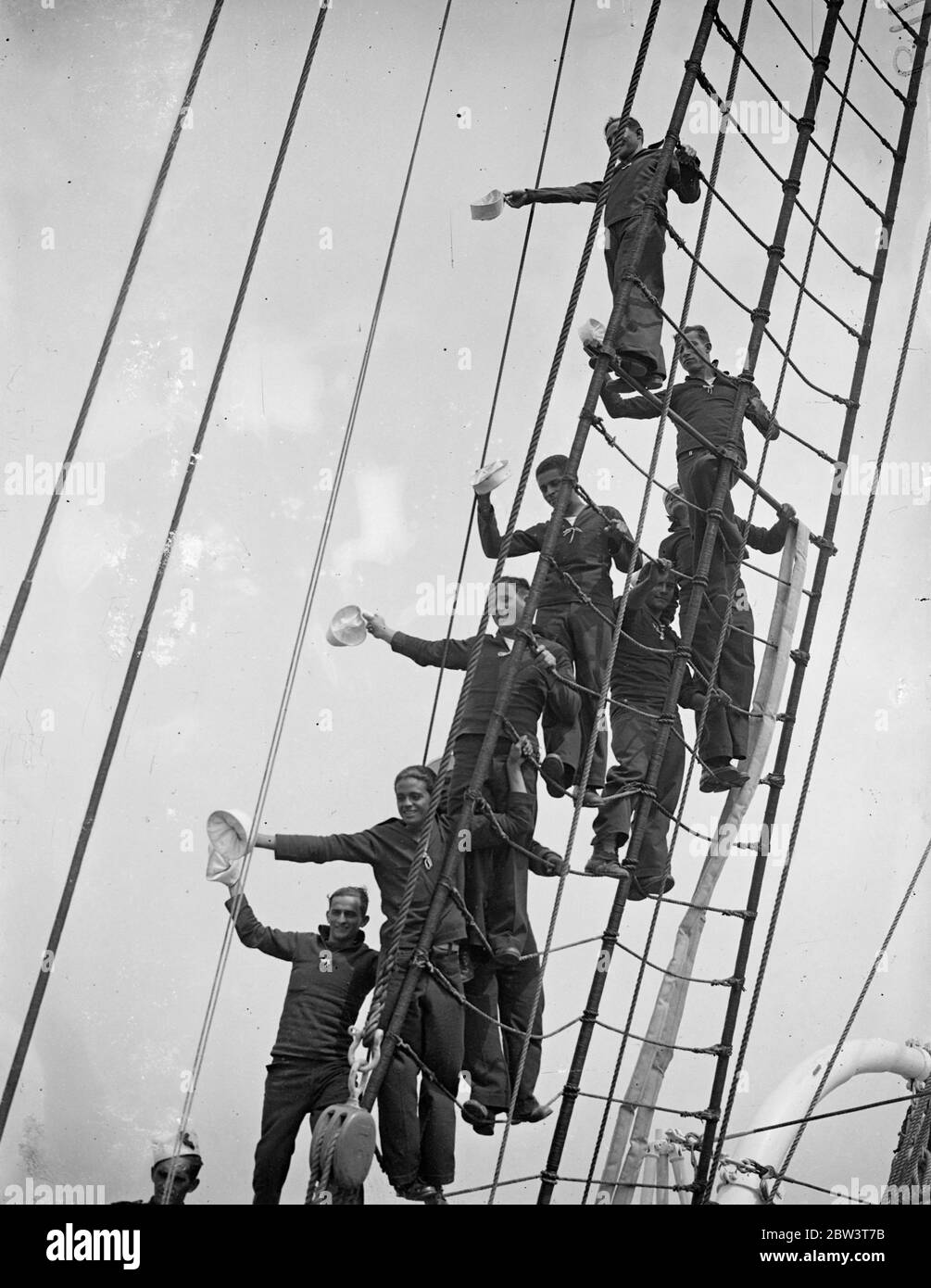 El barco de entrenamiento brasileño llega a Chatham para una estancia de diez días. Cadetes en la manipulación del Almirante Saldanha en Chatham . 19 de junio de 1936 Foto de stock