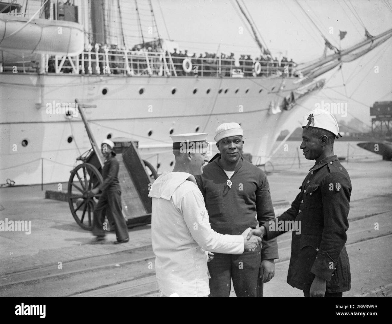 El barco de entrenamiento brasileño llega a Chatham para una estancia de diez días. Un marinero británico se encarga de un partido de brasileños en Chatham. 19 de junio de 1936 Foto de stock