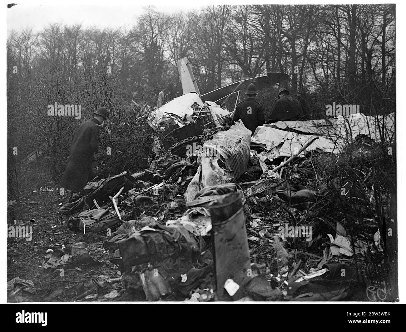 Once muertos en el peor accidente aéreo de Gran Bretaña. El avión de pasajeros belga golpea la ladera de Surrey a 200 millas por hora. Once personas, todos los pasajeros y la tripulación de una máquina belga de Sabena Airways fueron asesinados cuando el trazador de líneas se estrelló en una ladera en Tatsfield, Surrey, a casi 200 millas por hora. El accidente es el peor desastre de vuelo civil que ha ocurrido en Gran Bretaña. El avión volaba bajo debido a la formación de hielo en las alas , y se cree que en la oscuridad el piloto se presentó para ver la colina en la que se estrelló . Naufragio de la máquina fue esparcida sobre la ladera por media milla. S Foto de stock