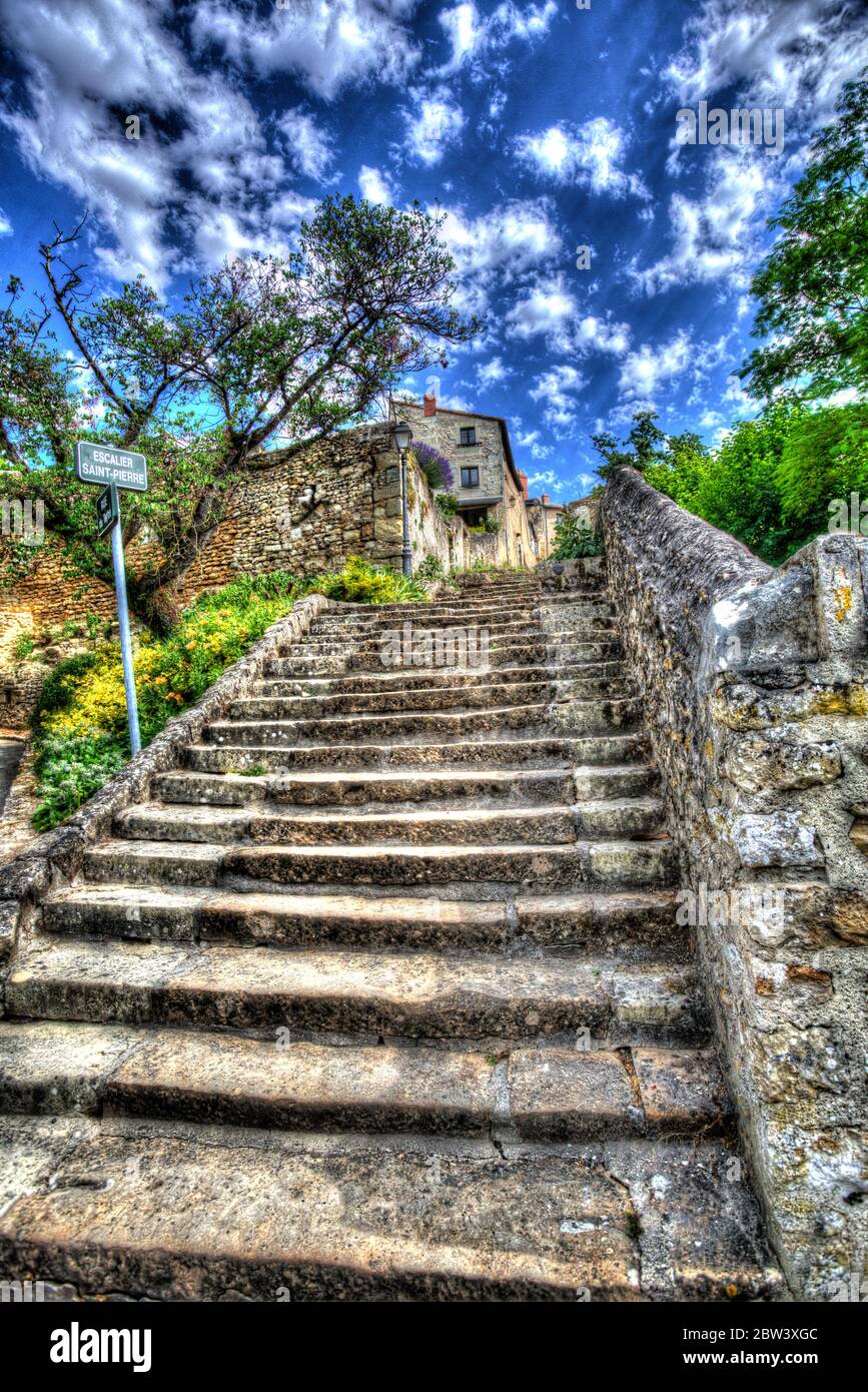 Ciudad de Montreuil-Bellay, Francia. Vista artística de San Pedro Steps (Escalier Saint-Pierre). Foto de stock
