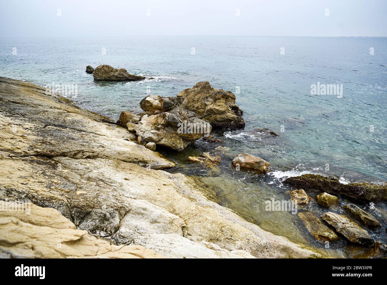 La costa rocosa de España en el Mediterráneo. Foto de stock
