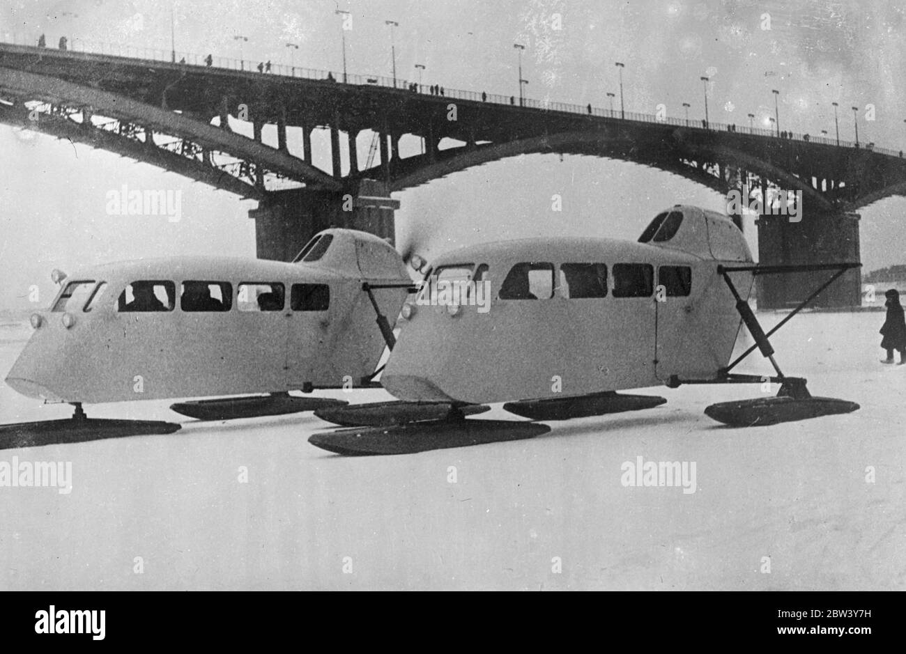 Soviético ' s nuevo Arctic Aero Sleds probado en Gorky . Los trineos de  aire de nuevo diseño tomarán el lugar de los equipos de perros en los  territorios árticos soviéticos, fueron