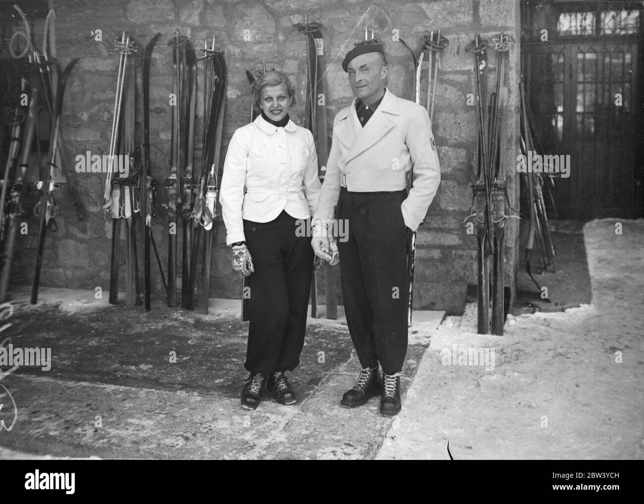 Baronesa de Rosen y Étienne Bunau-Varilla [? Pionero francés aviador, esquí] Febrero 1937 [?] Foto de stock