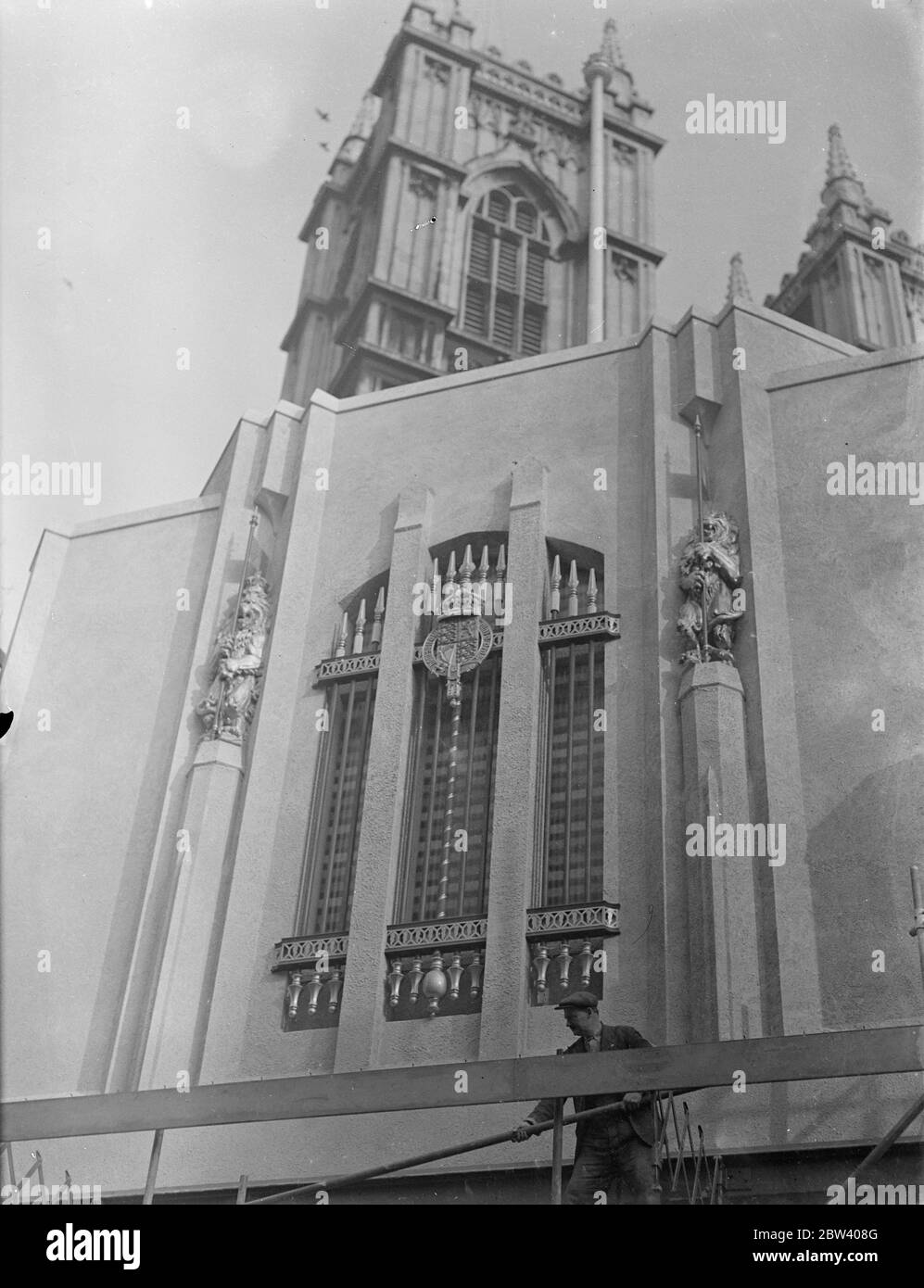 Andamios retirados del anexo Coronation, Leones reales en posición. Fachada del anexo de la sala de agrupación casi terminada que se eleva ante las ciudades de la Abadía de Westminster. 12 de abril de 1937 Foto de stock