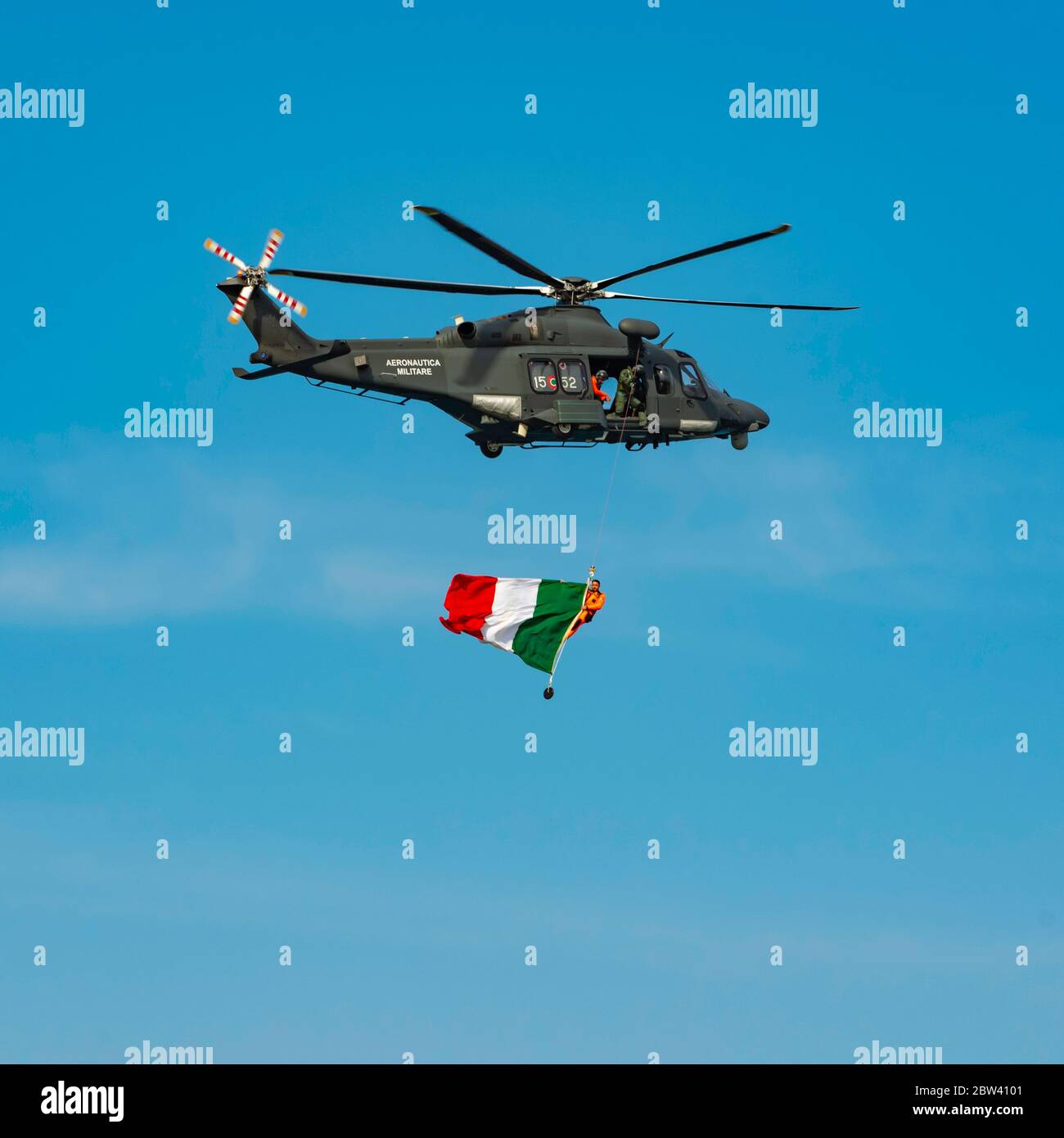 Bari, Italia - 8 de mayo de 2019: Exposición con helicóptero de rescate HH-139 - 84º centro SAR (búsqueda y rescate) en el espectáculo Bari (ITALIA) espectáculo aéreo en el f Foto de stock