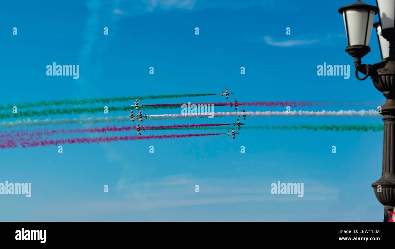 El equipo de acrobacias italianas Frecce Tricolori (flechas tricolor) realiza el espectáculo con aviones Aermacchi MB-339 en Bari (ITALIA) Airshow en la fiesta de St Foto de stock
