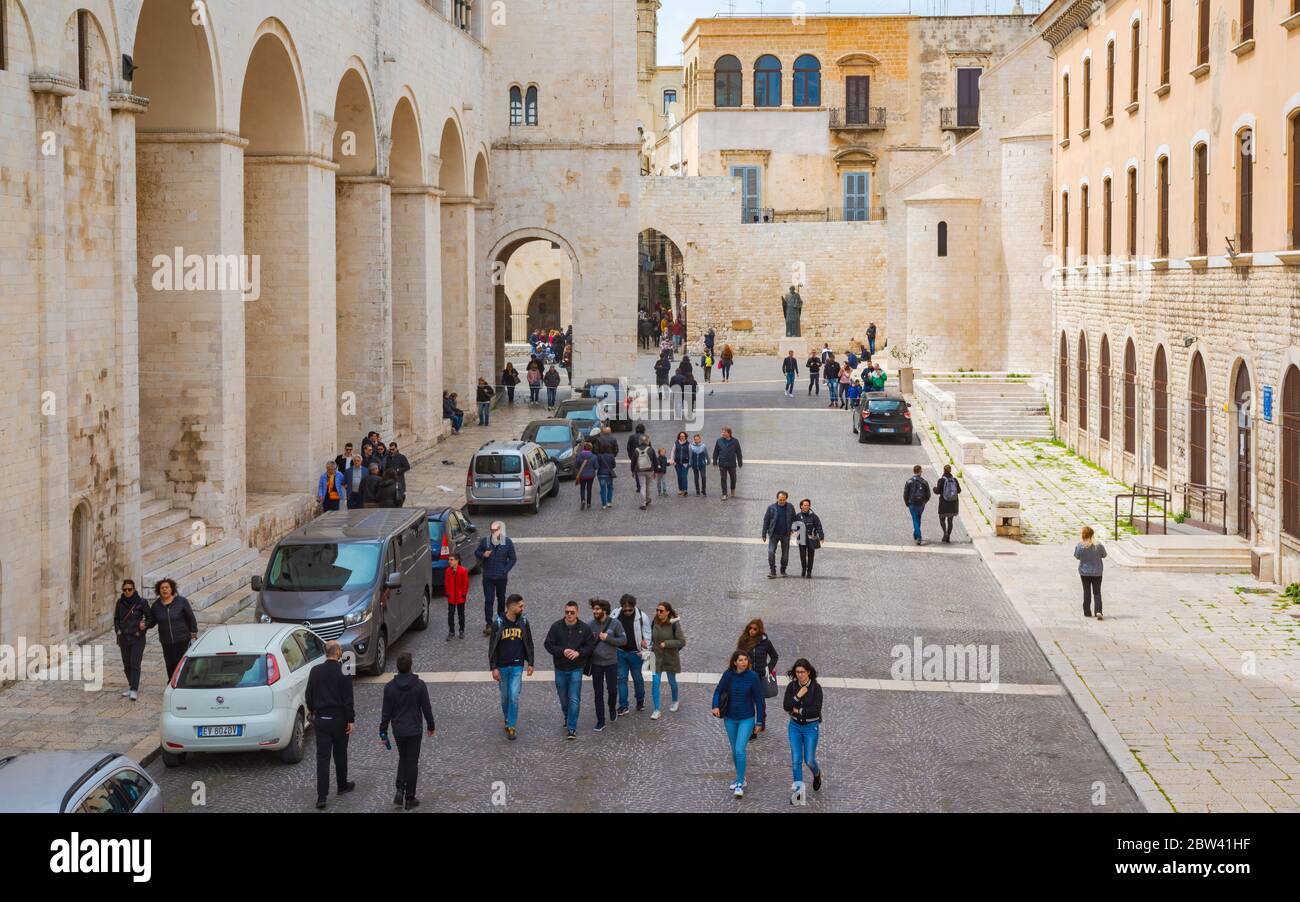 Bari, Italia - 22 de abril de 2019: Lapso de tiempo fieles y turistas cerca de la Basílica de San Nicola en Bari, Puglia - Italia Foto de stock