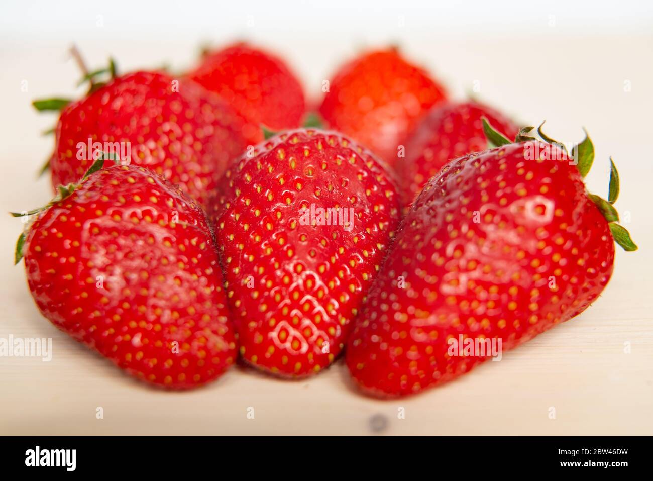 Fresas frescas en una red de plástico libre en una encimera de cocina  Fotografía de stock - Alamy