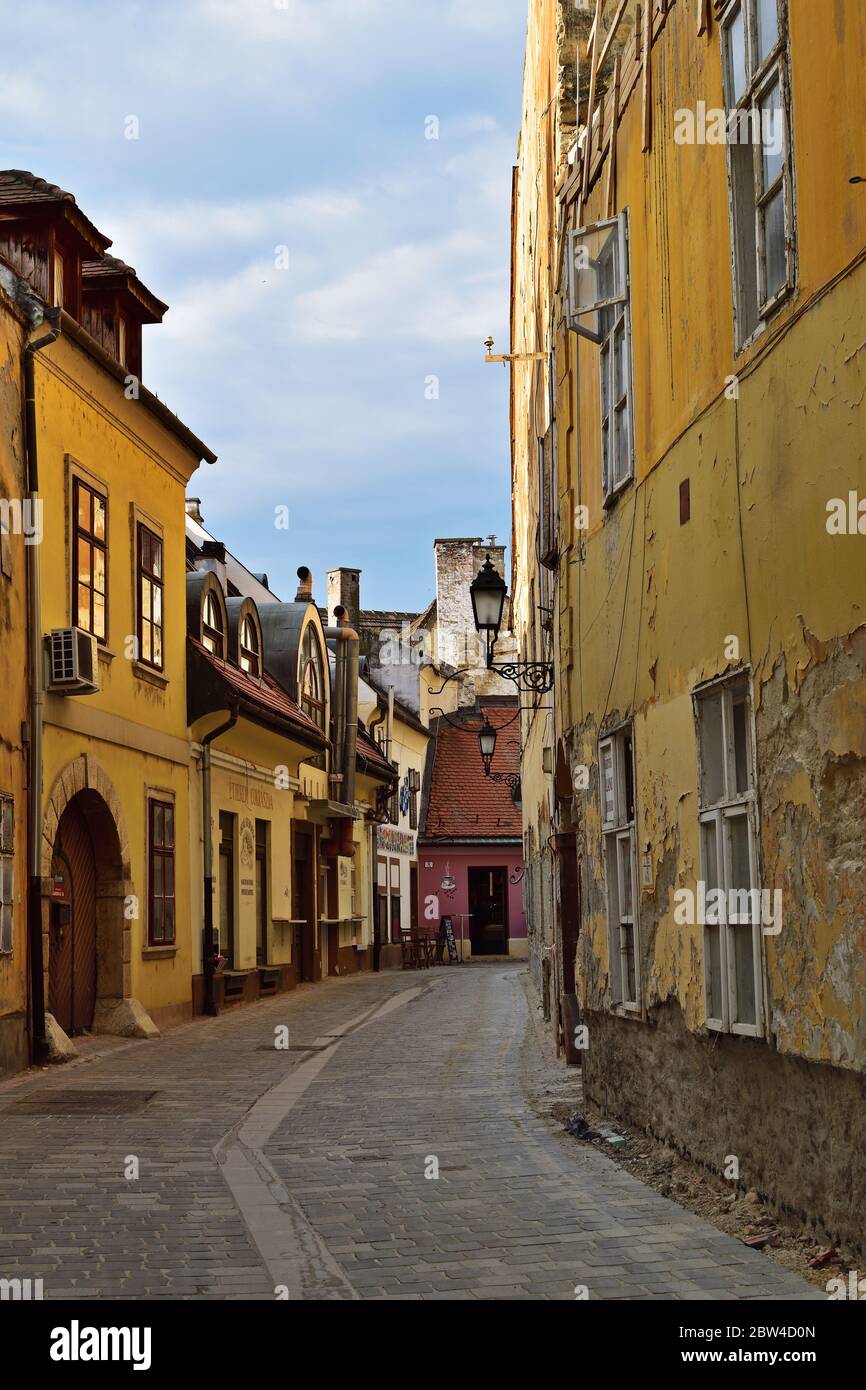 Calle estrecha en Gyor, Hungría, vertical Foto de stock