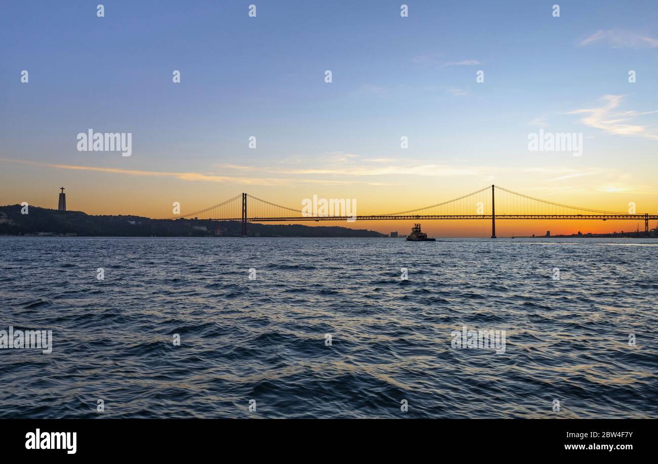 Puesta de sol sobre el río Tajo en Lisboa Foto de stock