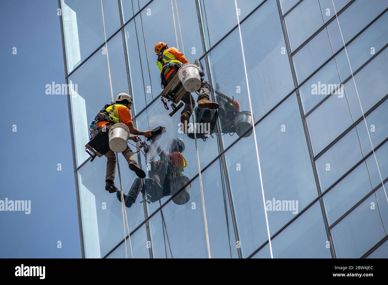 Dos limpiadores de ventanas en el trabajo Foto de stock