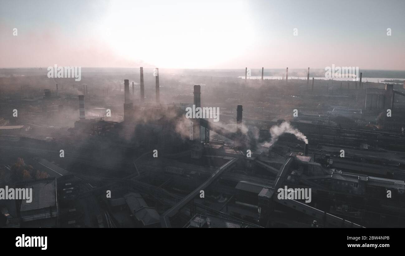 Acero industrial, industria pesada planta Zona industrial, tubería de acero con humo Foto de stock