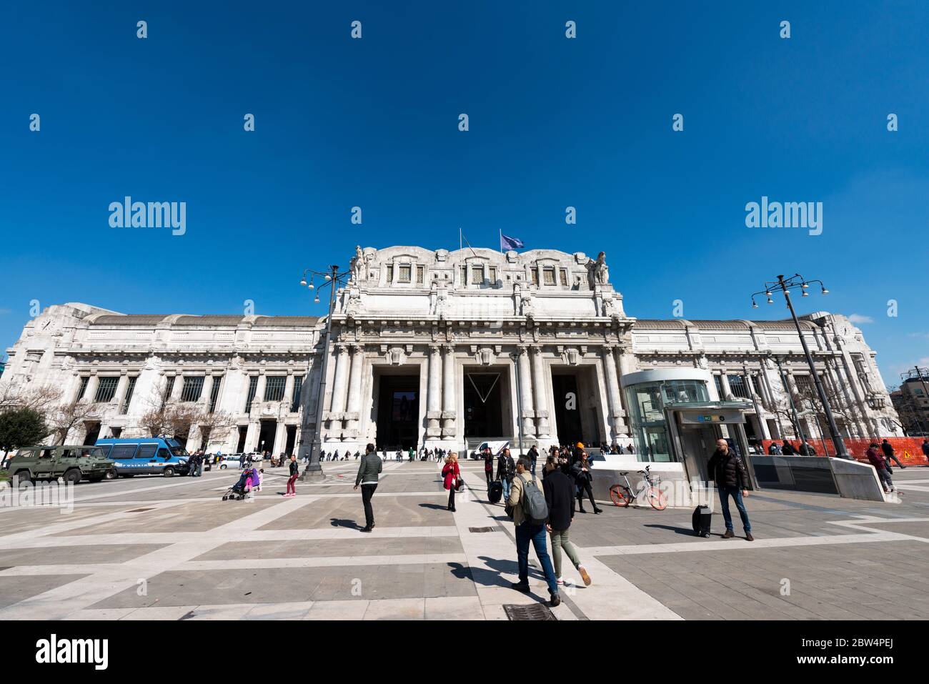 MILÁN, ITALIA - 16, MARZO de 2018: Imagen de gran angular de la fachada de la Estación Central de trenes de Milán, Italia Foto de stock