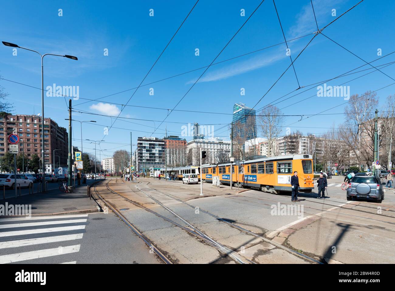 MILÁN, ITALIA - 16, MARZO, 2018: Imagen horizontal del ferrocarril de tranvía situado en el centro de Milán, Italia Foto de stock