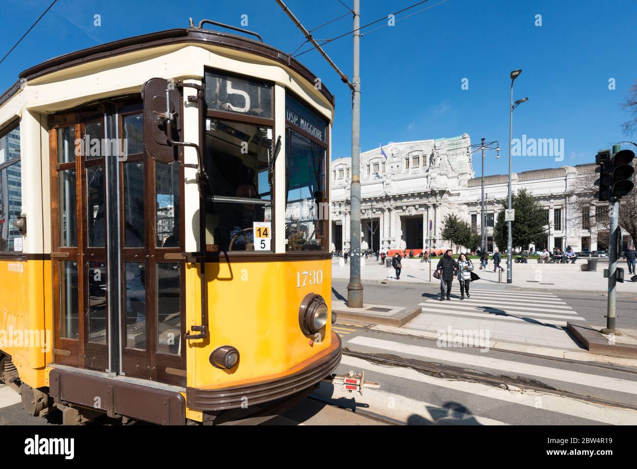 MILÁN, ITALIA - 16, MARZO de 2018: Imagen horizontal del tranvía amarillo frente a la Estación Central de Milán, Italia Foto de stock
