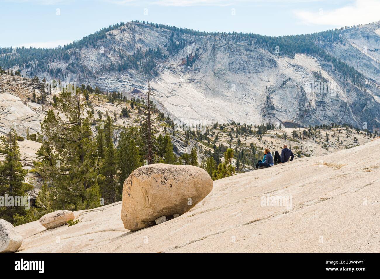 Turistas en las colinas de granito Olmsted Point en el Parque Nacional Yosemite Foto de stock