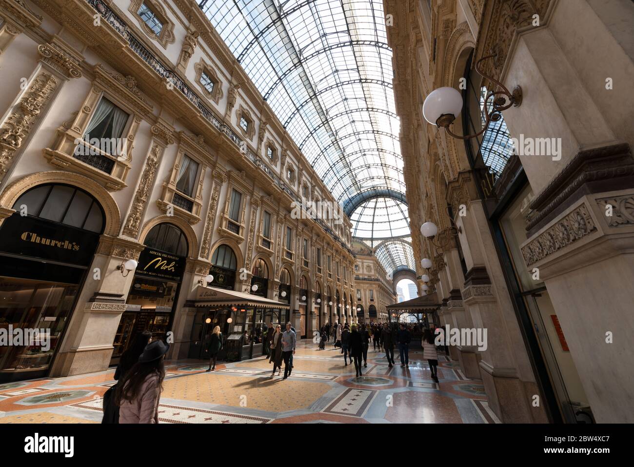 MILÁN, ITALIA - 16, MARZO de 2018: Imagen horizontal del interior de la Galería Vittorio Emanuele II, un antiguo centro comercial en Milán, Italia Foto de stock