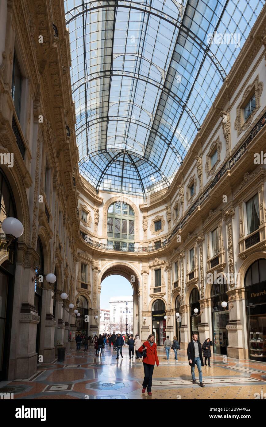 MILÁN, ITALIA - 16, MARZO, 2018: Imagen vertical del interior de la Galería Vittorio Emanuele II, un antiguo centro comercial en Milán, Italia Foto de stock