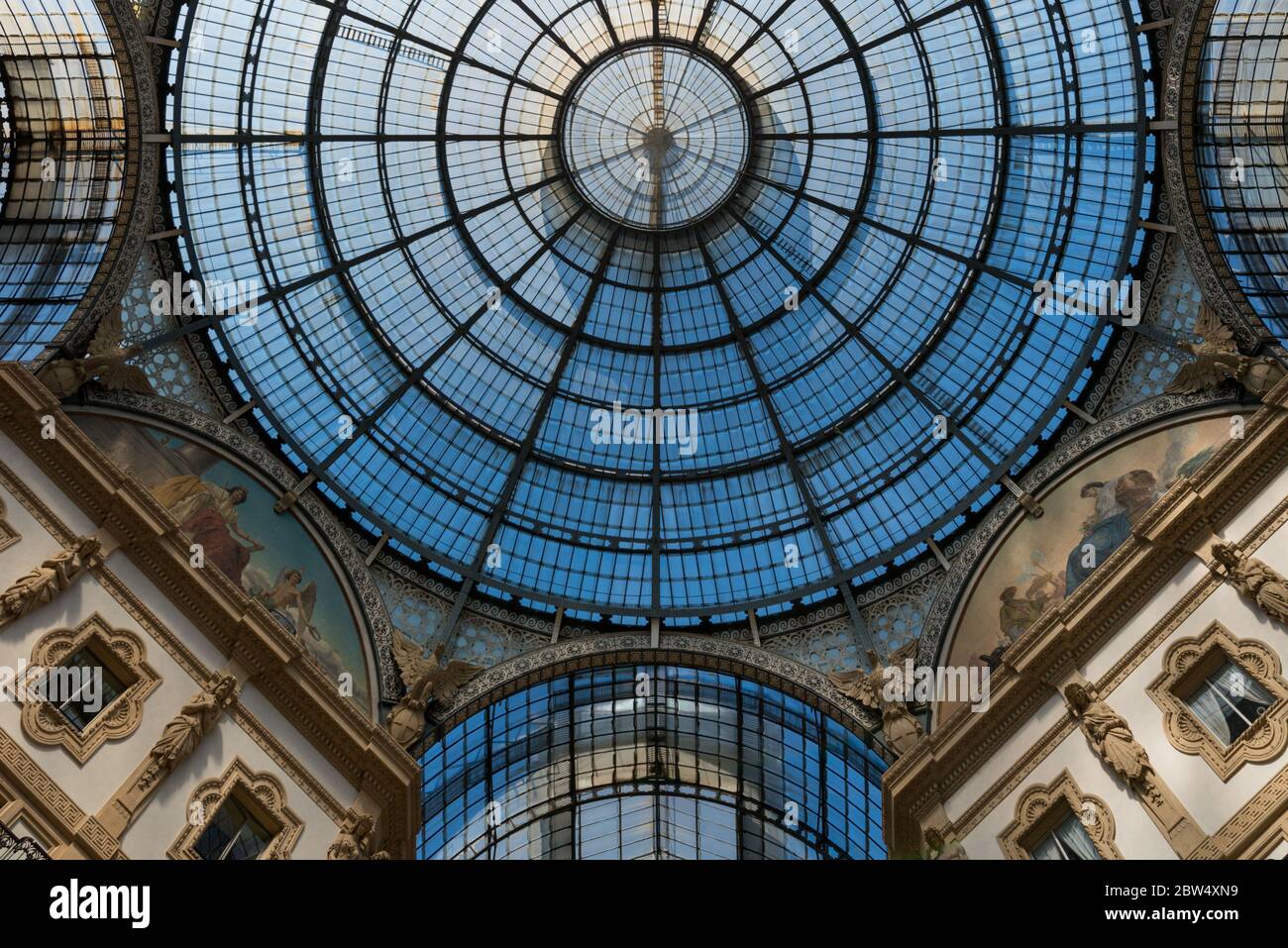 MILÁN, ITALIA - 16, MARZO de 2018: Imagen horizontal del techo de hierro y cristal de la Galería Vittorio Emanuele II, situada en Milán, Italia Foto de stock