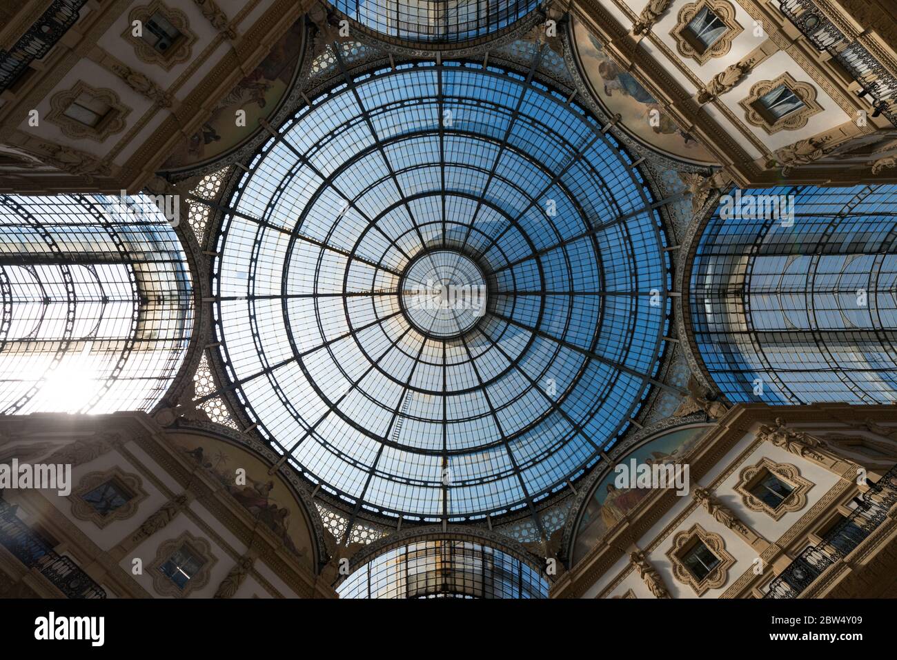 MILÁN, ITALIA - 16, MARZO, 2018: Imagen angular del techo arquitectónico de la Galleria Vittorio Emanuele II, un antiguo centro comercial en Milán, Italia Foto de stock