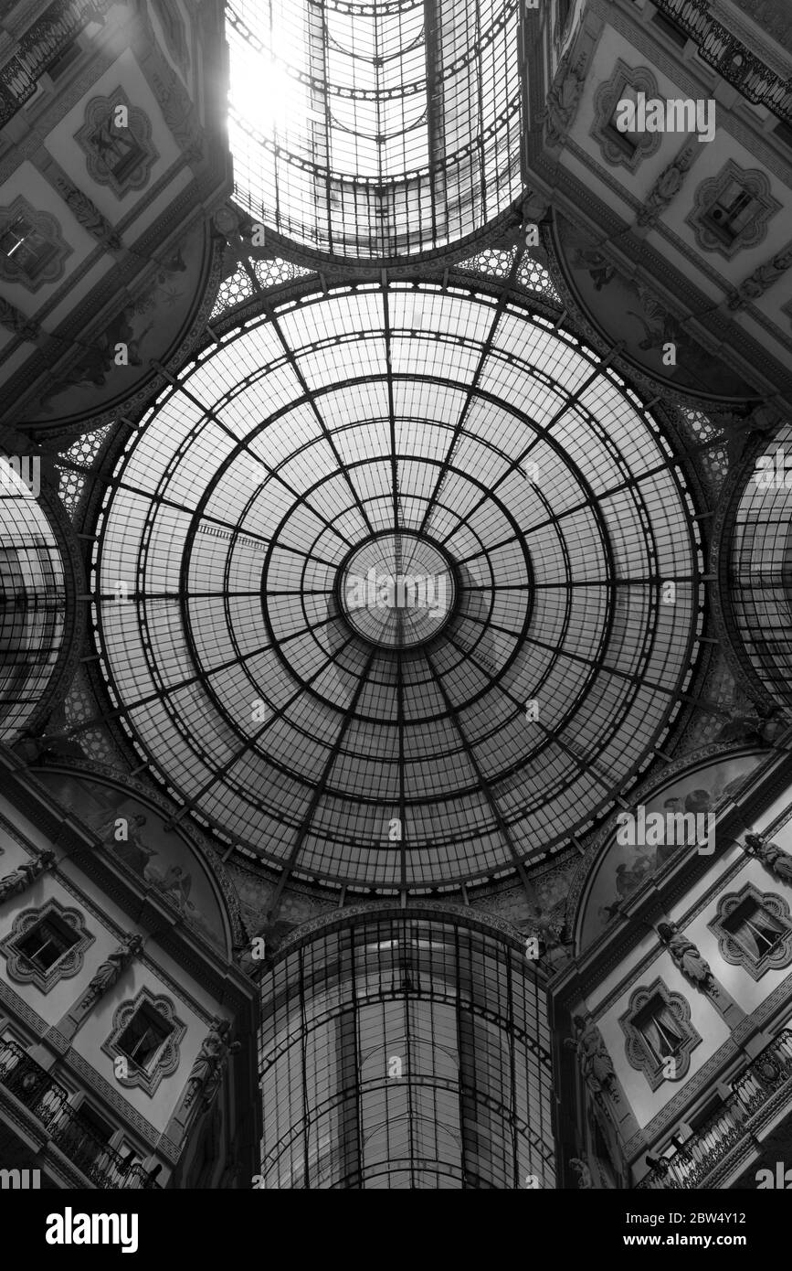 MILÁN, ITALIA - 16, MARZO de 2018: Imagen en blanco y negro del techo de hierro y cristal de la Galería Vittorio Emanuele II, situada en Milán, Italia Foto de stock