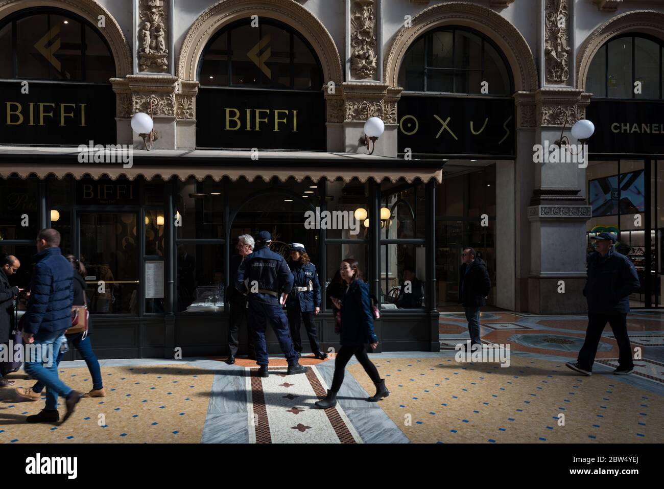 MILÁN, ITALIA - 16, MARZO de 2018: Imagen de alto contraste de la gente en el interior de la Galería Vittorio Emanuele II, situada en Milán, Italia Foto de stock