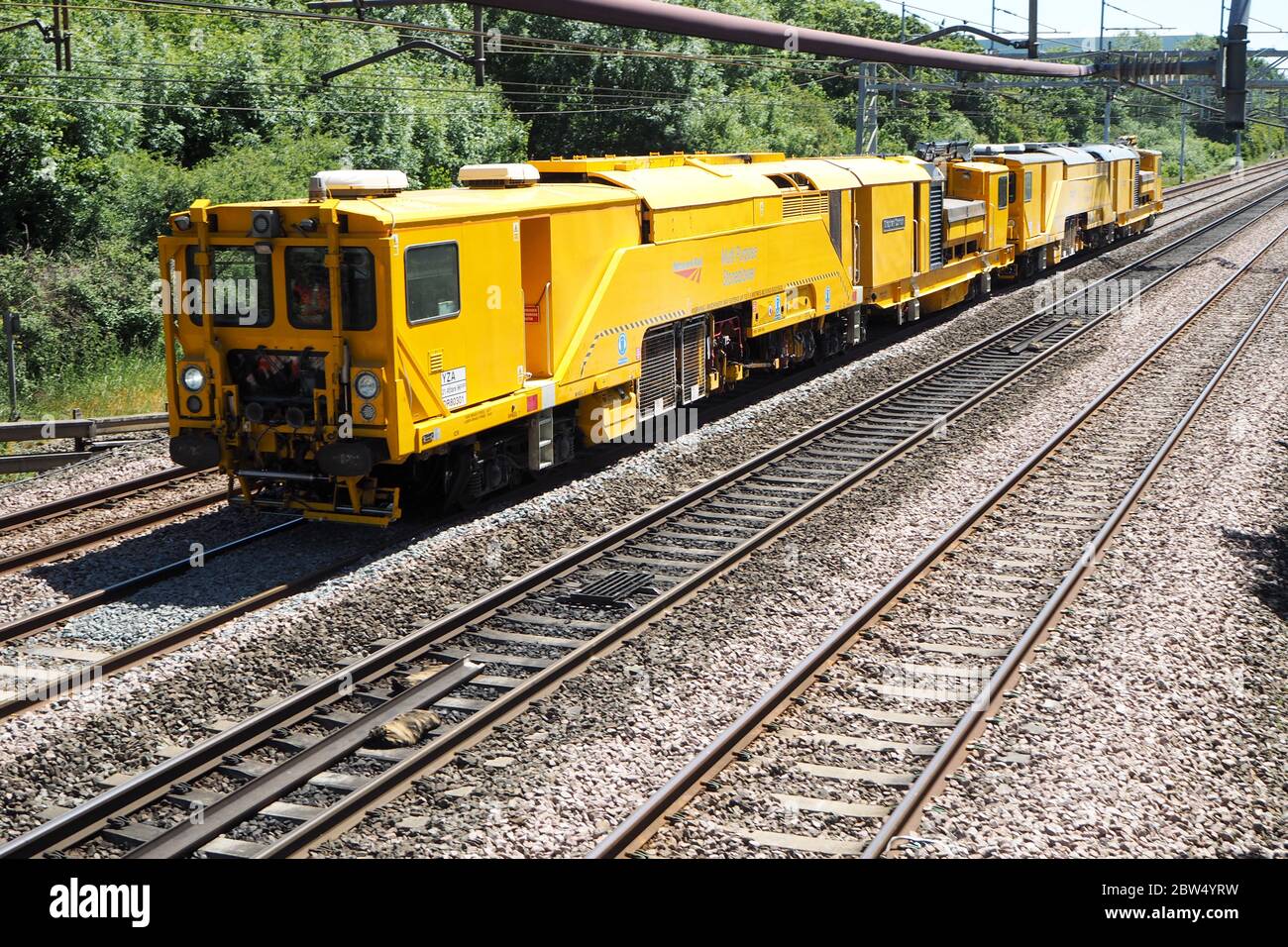 Network Rail Switch and Crossing Stoneblower DR 80301 'Stephen Cornish' pasa por Milton Keynes en la línea principal de la costa oeste, Reino Unido Foto de stock