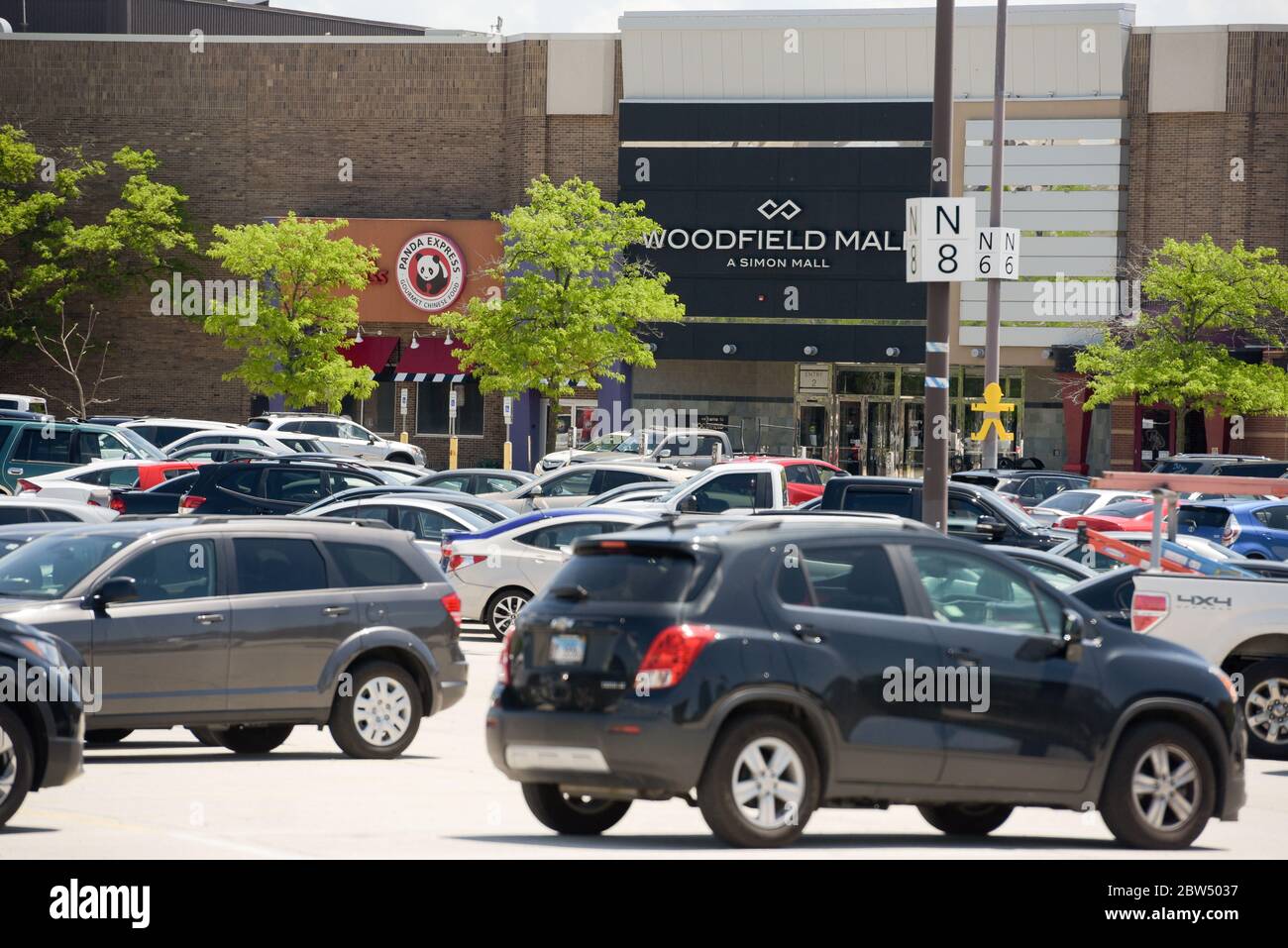 Schaumburg, Illinois, EE.UU. 29 de mayo de 2020. Woodfield Mall en Schaumburg, Illinois reabre para compras en interiores por primera vez desde finales de marzo, cuando el estado de Illinois impuso una estancia en el hogar debido a la nueva coronavirus (COVID-19). La fase 3 del plan de reapertura de Illinois permite que los centros comerciales reabran y operen con horas, capacidad y restricciones reducidas que incluyen a los compradores que deben usar cubiertas para la cara. Woodfield es el centro comercial más grande del estado de Illinois. Crédito: Mark Black/ZUMA Wire/Alamy Live News Foto de stock