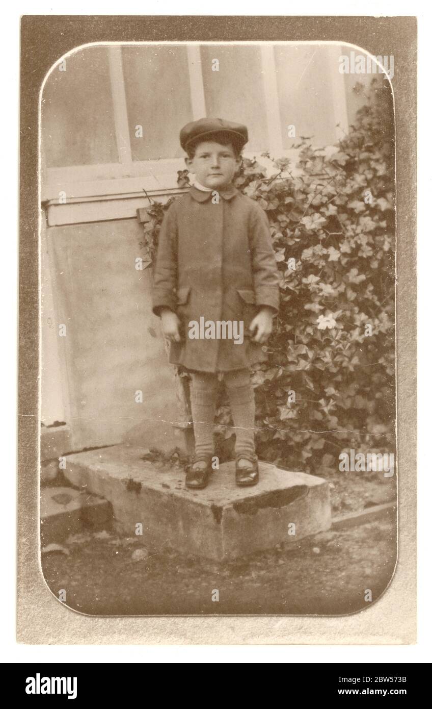 A principios de 1900 copia de una foto de Edwardian tomada de un álbum de fotos, representando a un niño pequeño en una gorra plana. La foto original es alrededor de 1910, Reino Unido Foto de stock